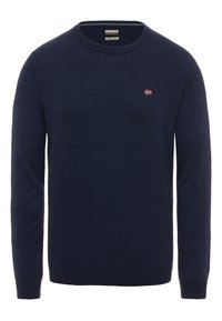 Pull en laine bleu marine avec col rond, manches longues et un petit emblème en forme de drapeau rouge et blanc sur la poitrine. Texture lisse sur toute la surface.