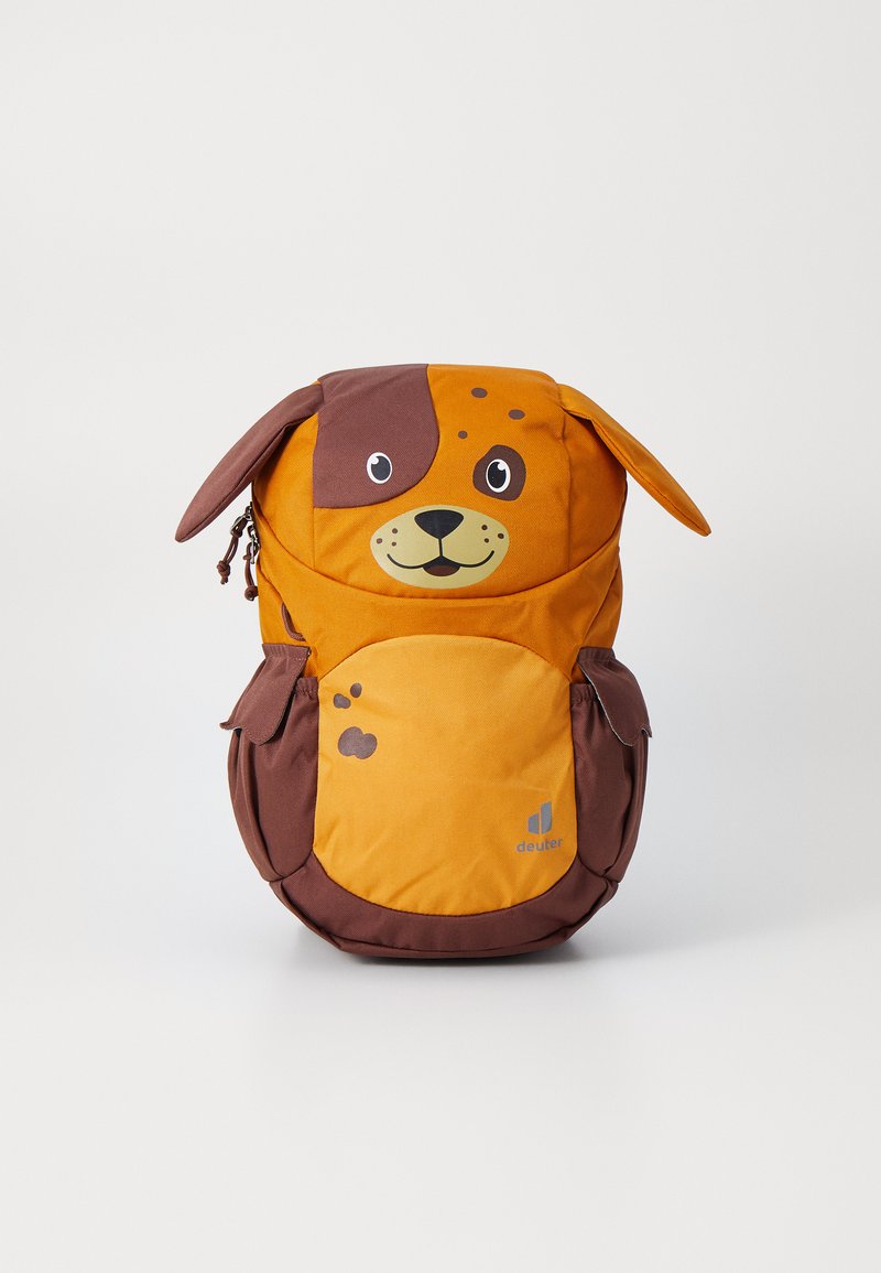 Mochila em forma de cachorro em tecido laranja e castanho, com um rosto de desenho animado, orelhas caídas e pegadas, desenhada para crianças.
