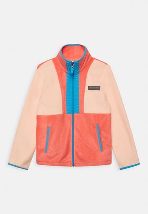 Fleecejack met een hoge kraag, koraal en perzik kleurvlakken, een blauwe rits en accenten, plus twee zijzakken.
