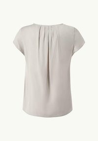 Blouse pour femmes gris clair à manches courtes avec un détail plissé le long du haut du dos, présentée sur un fond clair uni.