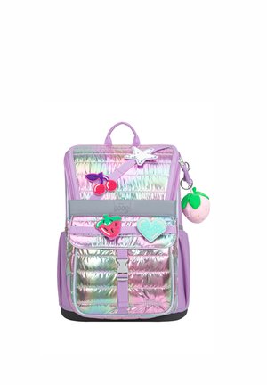 Zaino viola iridescente con toppe di ciliegia, stella, fragola, cuore e un portachiavi di peluche a forma di fragola appeso di lato.