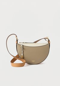 Τσάντα hobo σε μπεζ και κρεμ δέρμα, με καμπυλωτό σχήμα, ρυθμιζόμενο καφέ λουράκι, χρυσά μεταλλικά στοιχεία και υφή επιφάνειας.
