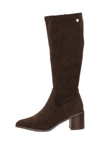 Bota de ante marrón hasta la rodilla con punta afilada, parte superior texturizada y tacón de madera apilada, que presenta un acento decorativo de metal.