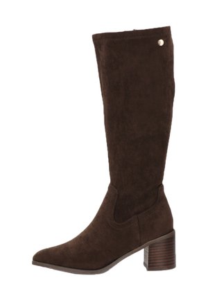 Bota de ante marrón hasta la rodilla con punta afilada, parte superior texturizada y tacón de madera apilada, que presenta un acento decorativo de metal.