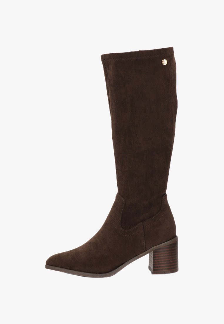 Bota de ante marrón hasta la rodilla con punta afilada, parte superior texturizada y tacón de madera apilada, que presenta un acento decorativo de metal.