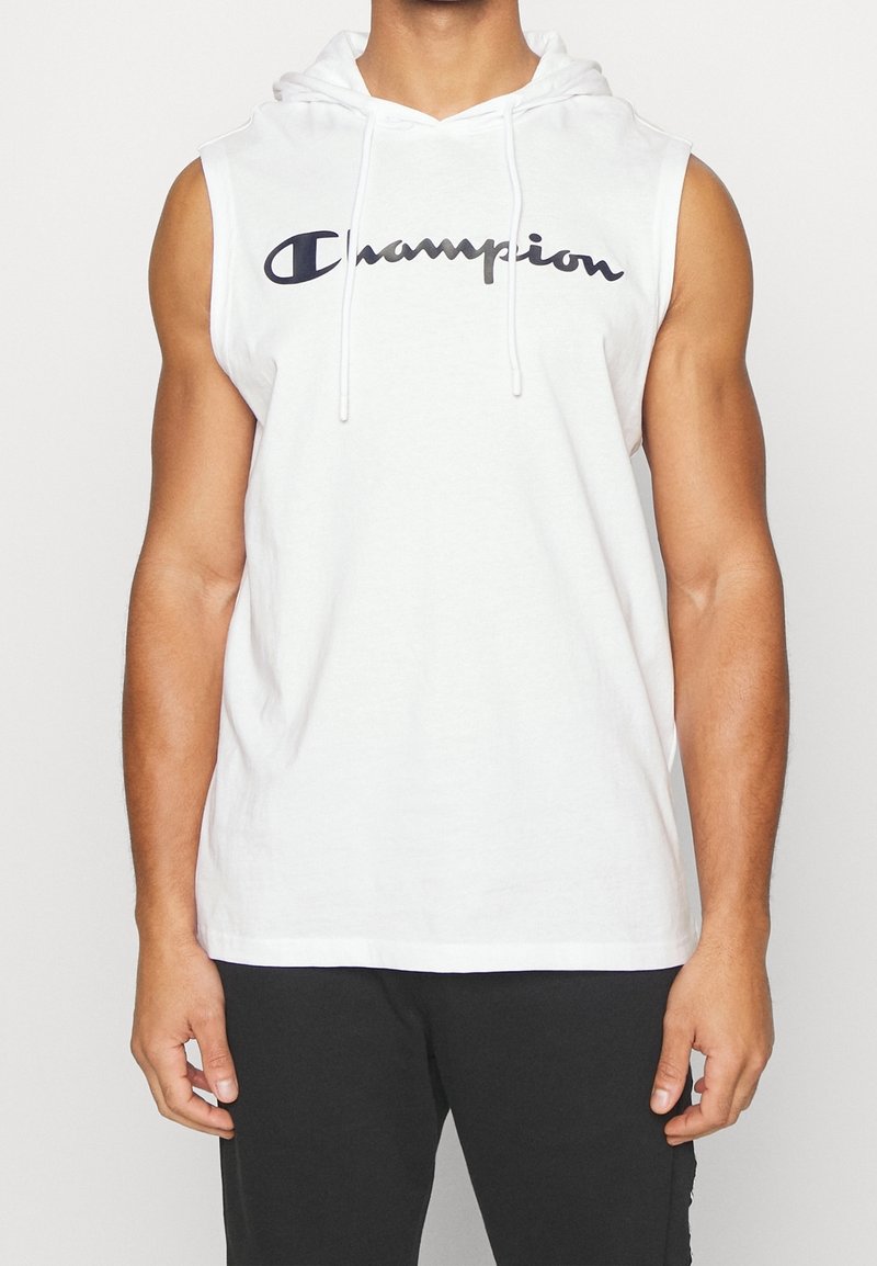 Sweat à capuche sans manches blanc en tissu doux, arborant un grand logo noir "Champion" sur la poitrine et des cordons de serrage sur la capuche.