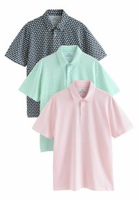 Kolme kraega lühikeste varrukatega polo särki: must koos valge mustriga, mentroheline ringmustriga ja roosa geomeetrilise printimisega.
