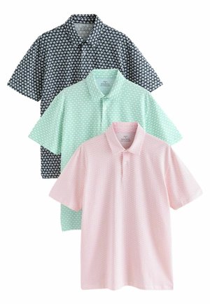 Kolme kauluspaitaa lyhyillä hihoilla: musta valkoisella kuviolla, mintunvihreä pyöreällä kuvioinnilla ja vaaleanpunainen geometrisella printillä.