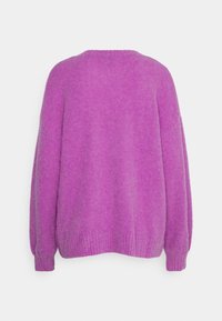 Maglione oversized viola, texture morbida, scollatura rotonda, polsini e orlo a coste, vestibilità ampia, senza motivi visibili o dettagli metallici.