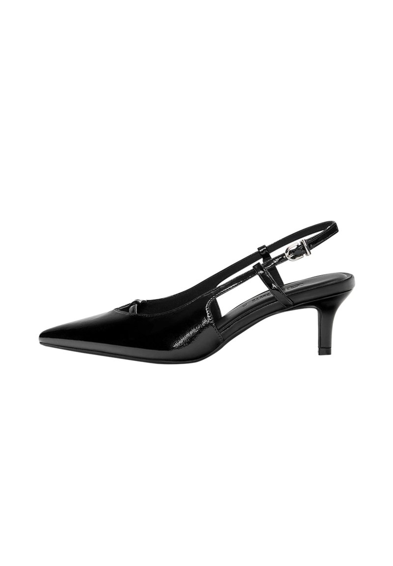 Escarpins à talons aiguilles en cuir verni noir, avec un bout pointu, un talon fin et des détails découpés sur les côtés. Dotés d'une fermeture à boucle sur la bride de cheville.