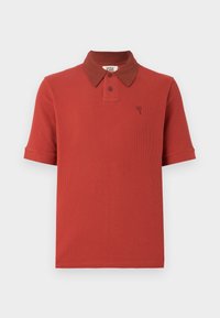Rød polo skjorte, kortermet, ribbet tekstur, krage design, har tre knapper og et lite brodert hjerte logo på brystet.