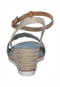 Sandali con zeppa dotati di una fascia in tessuto beige, con plantare azzurro chiaro e tacco in espadrille testurizzato. Presentano una cintura alla caviglia con fibbia per la regolazione.