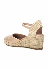 Cuña de espadrille marrón claro con parte superior de ante suave, plataforma de yute trenzado y un acento de tela de cuadros en el talón. Tira de tobillo ajustable.
