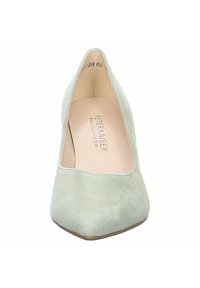 Chaussure à talon haut en suède vert pâle avec un bout pointu et une texture lisse. L'intérieur présente une étiquette de marque. Design simple sans accents supplémentaires.