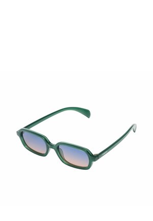 Lunettes de soleil rectangulaires avec montures translucides vertes et verres teintés dégradés du bleu au rose, vues légèrement de côté sur un fond blanc.
