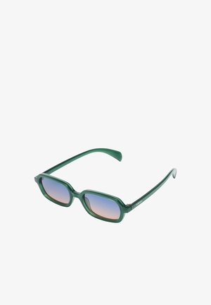 Lunettes de soleil rectangulaires avec montures translucides vertes et verres teintés dégradés du bleu au rose, vues légèrement de côté sur un fond blanc.