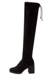 Bottines noires montantes en suède doux avec un large talon bloc. Présentent une silhouette ajustée et un cordon de serrage réglable en haut.