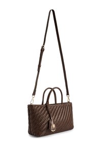 Ciemnobrązowa torebka z plecioną skórą, z podwójnymi uchwytami, długim regulowanym paskiem na ramię oraz ozdobną tagą ze złotymi akcentami.