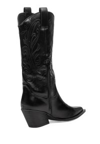 Bota de cowboy de cuero negro con punta afilada, costuras decorativas, cremallera lateral y tacón apilado. Presenta tiradores para facilitar su uso.