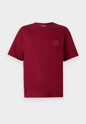 Effen donkerrode T-shirt met korte mouwen en ronde hals, voorzien van een klein textuur vierkant patch op de linkerborst.