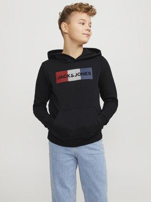 Felpa nera con cappuccio e tasca frontale, decorata con una grafica in testo rosso, bianco e blu che recita "JACK & JONES". Tessuto morbido, vestibilità casual.