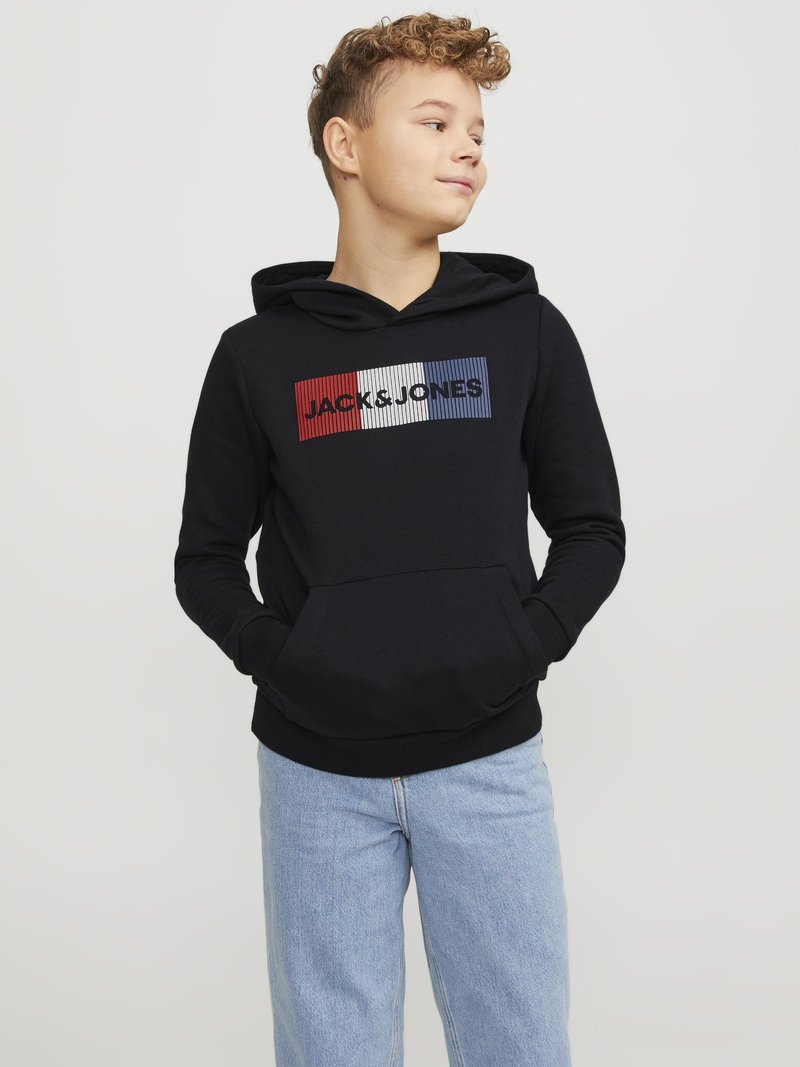 Felpa nera con cappuccio e tasca frontale, decorata con una grafica in testo rosso, bianco e blu che recita "JACK & JONES". Tessuto morbido, vestibilità casual.