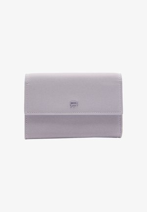 Lilakowy portfel z gładkiego materiału syntetycznego, z klapką na zapięcie, wytłoczonym logiem z przodu oraz starannym przeszyciem wzdłuż krawędzi.