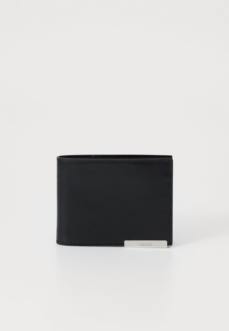 Zwarte leren portemonnee met een gladde textuur, rechthoekige vorm en een metalen accent met de merknaam.