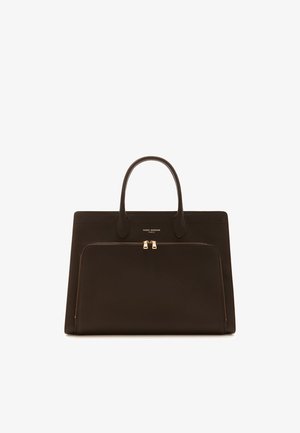 Sac fourre-tout en cuir noir avec poignées doubles, une poche zippée à l'avant, des accents en métal doré et une finition texturée.