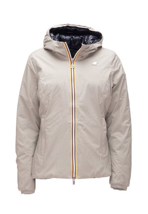 Giacca imbottita grigia con cappuccio, caratterizzata da una cerniera frontale con accenti gialli e neri, e un'esterno liscio e strutturato.