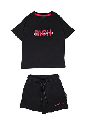 Completo in cotone nero composto da t-shirt e pantaloni corti. La t-shirt presenta il logo "RICHMOND" in rosso e bianco; i pantaloni corti hanno una vita elastica con un piccolo dettaglio del logo.
