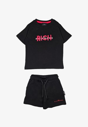 Completo in cotone nero composto da t-shirt e pantaloni corti. La t-shirt presenta il logo "RICHMOND" in rosso e bianco; i pantaloni corti hanno una vita elastica con un piccolo dettaglio del logo.