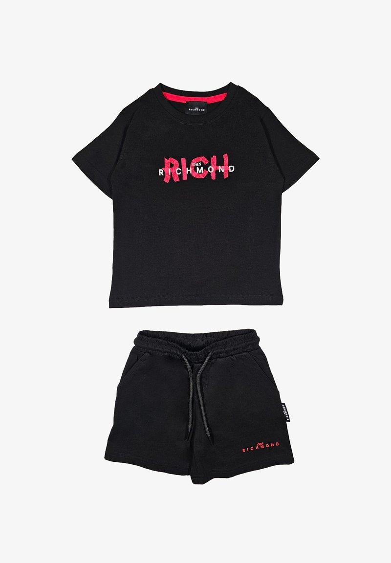 Completo in cotone nero composto da t-shirt e pantaloni corti. La t-shirt presenta il logo "RICHMOND" in rosso e bianco; i pantaloni corti hanno una vita elastica con un piccolo dettaglio del logo.