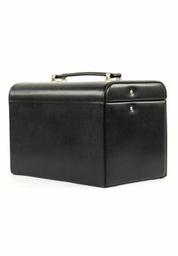 Malette en cuir noir avec une forme rectangulaire, une poignée supérieure et des accents en métal argenté. Dispose d'une texture lisse et de détails minimaux.
