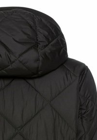 Schwarze gesteppte Pufferjacke mit Kapuze, mit einer glatten, weichen Oberfläche und gemustertem Nähen, das Diamantformen bildet.