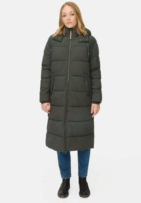 Lang, mørkegrøn pufferjakke med lynlåsfortil, hætte og sidelommer; har vandret quiltet design og elastiske manchetter.