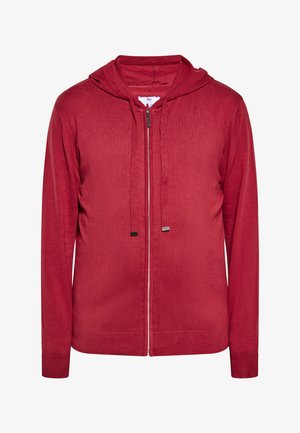 Czerwona bluza z kapturem na zamek błyskawiczny, z długimi rękawami, sznurkami oraz żebrowanymi mankietami i ściągaczem, pokazana z przodu na białym tle.