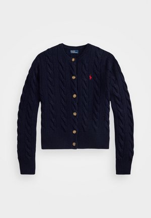 Gilet en tricot torsadé bleu marine avec des boutons marron et un logo rouge brodé sur la poitrine gauche, à manches longues, avec des poignets et un ourlet côtelés.