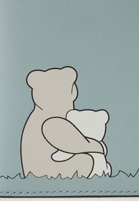 Gai zila ādas maku ar karikatūras dizainu, kurā attēloti divi lāči, kas apskauj viens otru, ar teksturētu virsmu un kontrastējošām kontūrām.