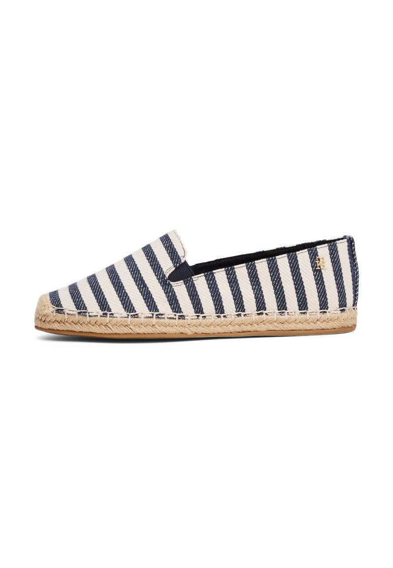 Espadrillas a righe in tessuto blu navy e crema, con suola in juta intrecciata e design slip-on con accenti elastici laterali.