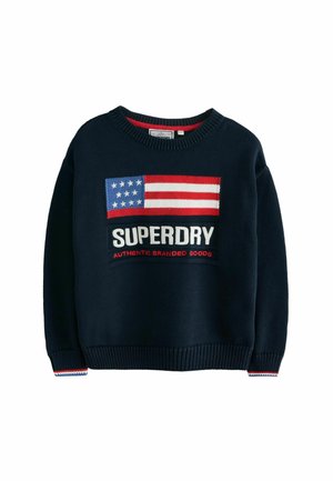 Marineblå strikket sweater med et stort amerikansk flag grafik med røde og hvide striber, "SUPERDRY" tekst i hvid og ribbede manchetter.