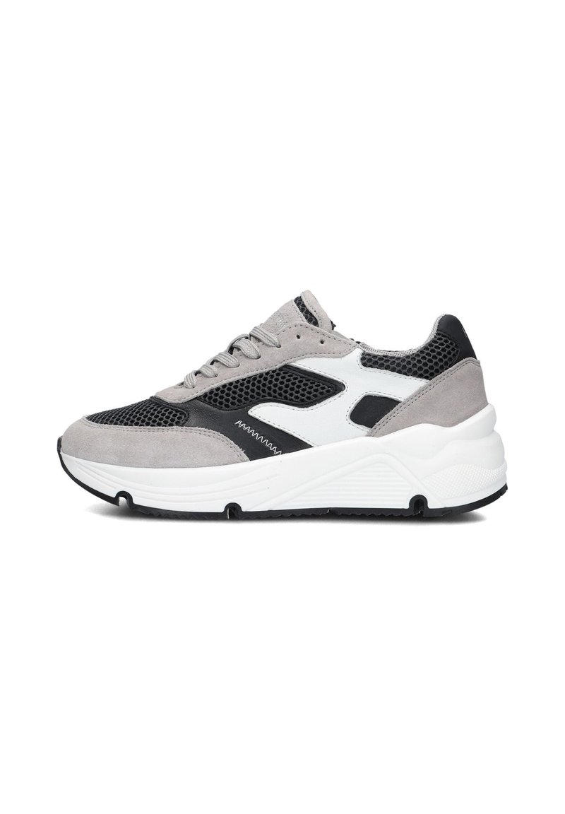 Graue und schwarze Sportsneaker aus Wildleder und Mesh-Materialien, mit weißen Akzenten, einer gepolsterten Sohle und einem Schnürdesign.