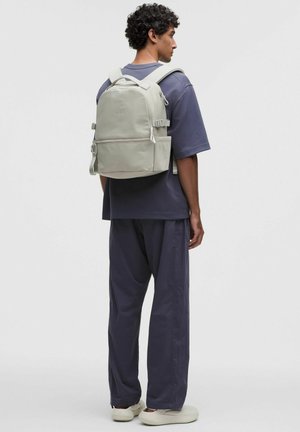lululemon, NEW CREW UNISEX - Mochila - hailstone grey wacky khaki