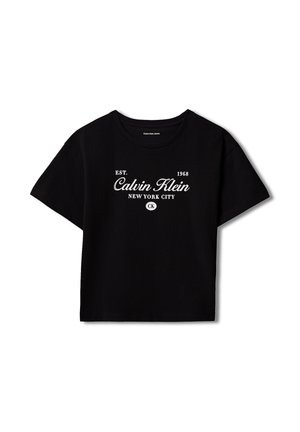 T-shirt nera a maniche corte con testo bianco "Est. 1968 Calvin Klein New York City" e un piccolo logo "CK" sotto il testo.