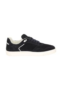 Schwarze Wildleder-Sneaker mit weißer Sohle und weißen Schnürsenkeln, im Low-Top-Design und mit dezenten weißen Nähdetails, seitlich betrachtet.