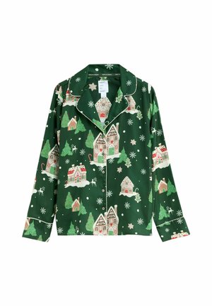 Cămașă de pijama lungă verde cu mâneci, având un model tematic de sărbători ce include case colorate, copaci, fulgi de zăpadă și accente în alb și roșu.