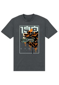 Tmavě šedé bavlněné tričko s grafikou auta, zdobené černými a oranžovými skvrnami barvy, s orámovaným textem "1990 KYOTO JAPONSKO."