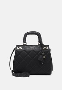 Borsa a tracolla nera trapuntata con manico superiore, tracolla rimovibile, finiture in argento e logo GUESS sul pannello frontale superiore.