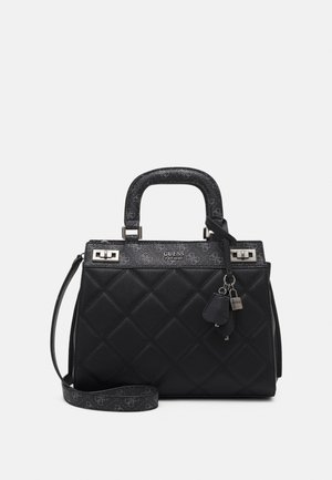 Schwarze gesteppten Handtasche mit Oberhandgriff, abnehmbarem Schulterriemen, silbernen Akzenten und dem GUESS-Logo auf der oberen Vorderseite.