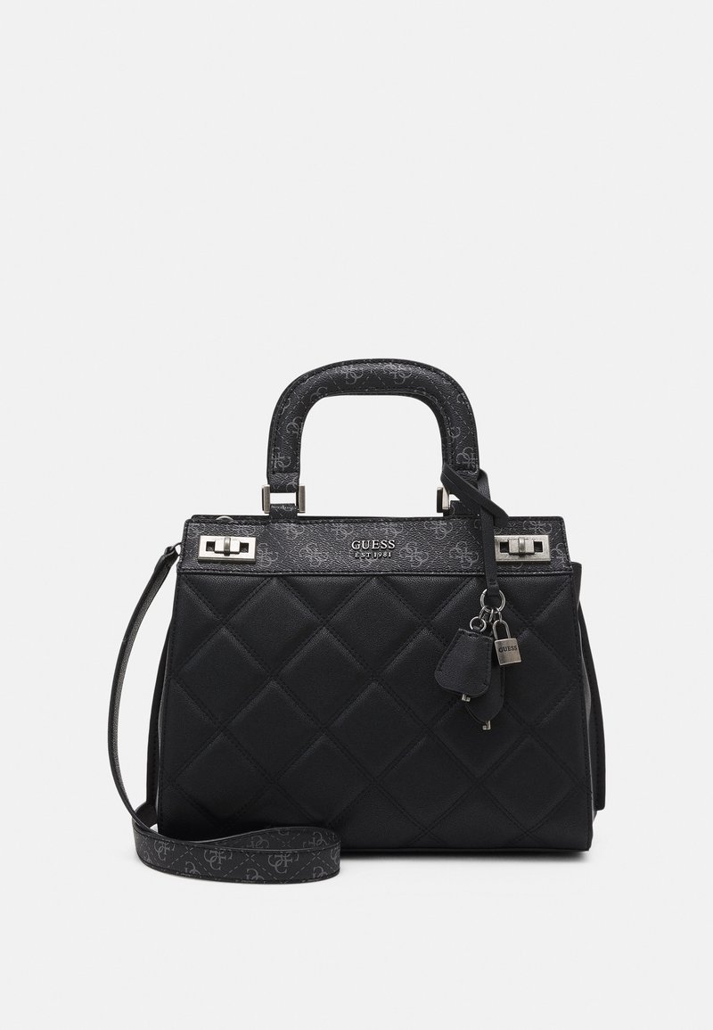 Borsa a tracolla nera trapuntata con manico superiore, tracolla rimovibile, finiture in argento e logo GUESS sul pannello frontale superiore.